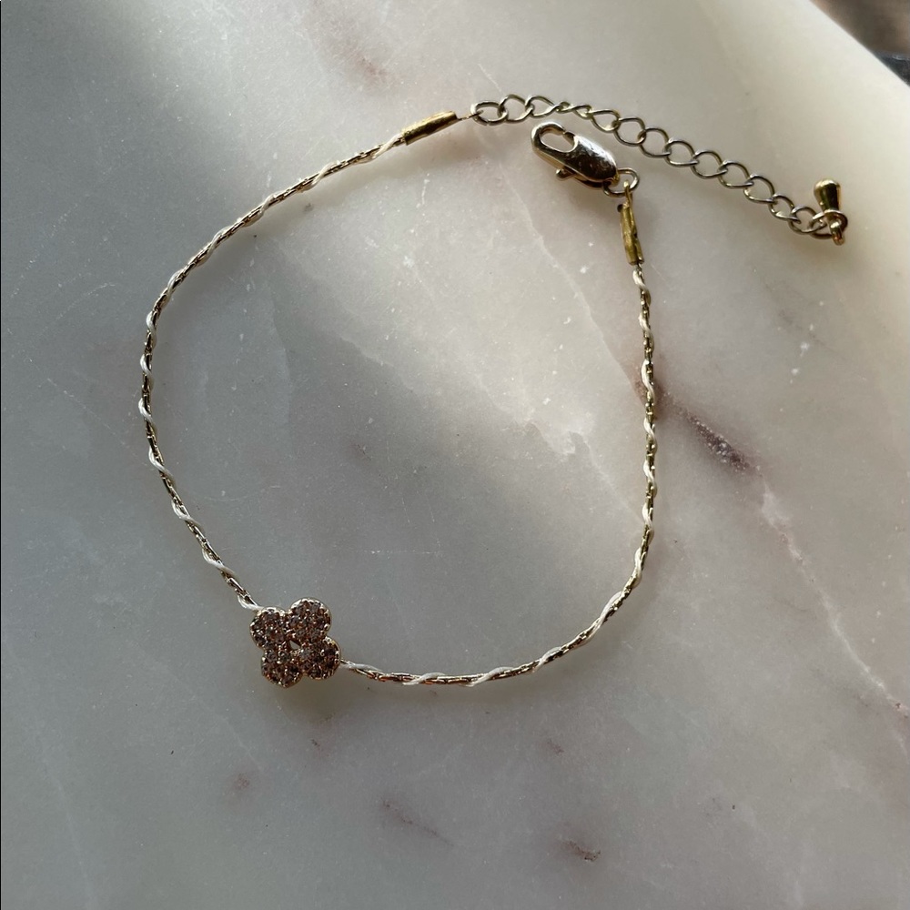Dainty flower bracelet! Super cute for summer